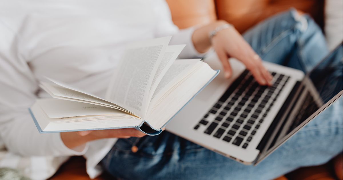 El auxilio judicial solo requiere título de ESO, por tanto es perfecto para acceder a las oposiciones de justicia desde el inicio. Revisa el campus del aula virtual nabbü y apúntate al curso de Auxilio Judicial.