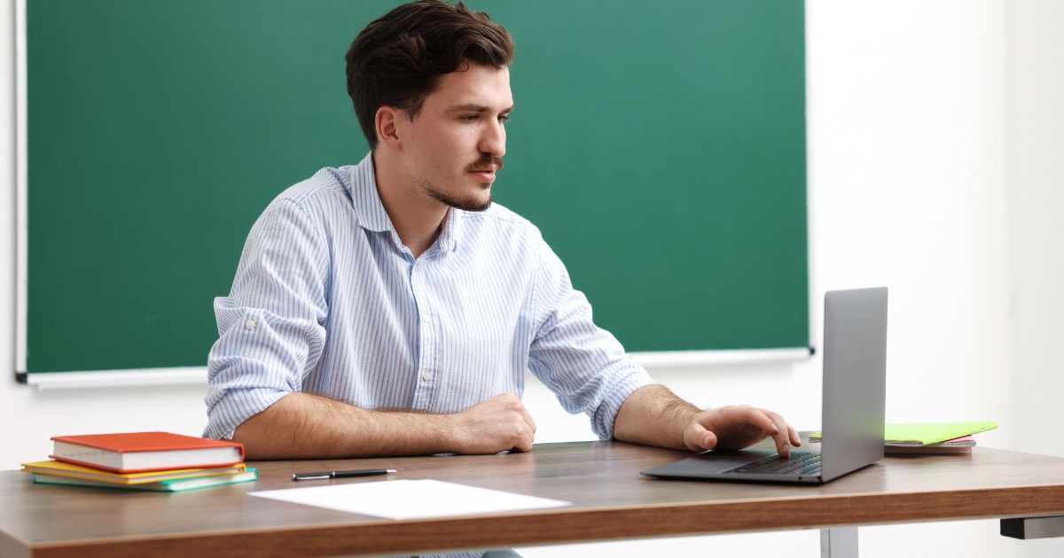 Profesor de oposiciones a administración haciendo uso de su plataforma de aula virtual nabbü para impartir clases.
