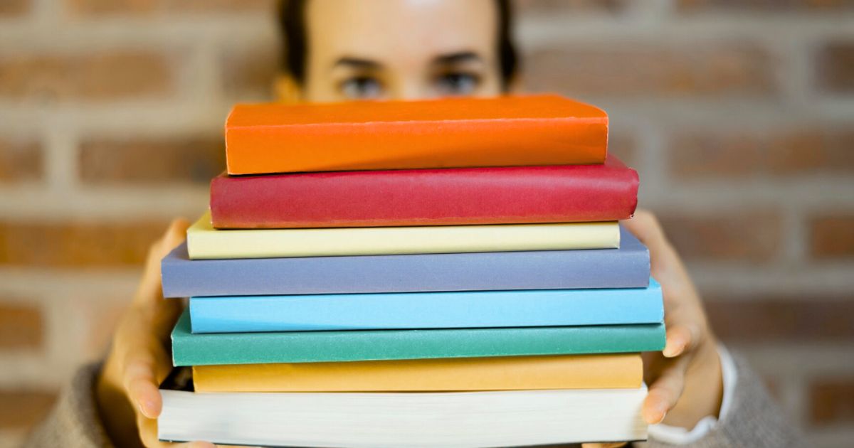 Si eres un director, profesor o profesional de la enseñanza seguramente te interesen estos Libros que todo profesional del elearning debe leer. En el aula virtual estamos comprometidos con la educación y por ello compartimos recursos periódicamente.