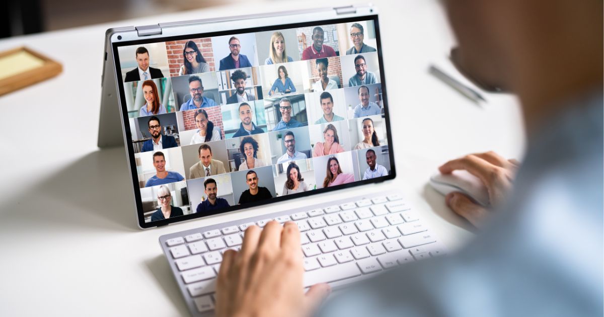 ¿Qué es exactamente un aula virtual y por qué cada vez más academias dependen de una para crecer? Si estás evaluando dar el salto a la formación online —o mejorar lo que ya tienes—, esta guía te da todas las claves. En las próximas líneas vas a entender qué son las aulas virtuales, cómo funcionan y, sobre todo, cómo elegir la que mejor se adapta a tu tipo de academia.
