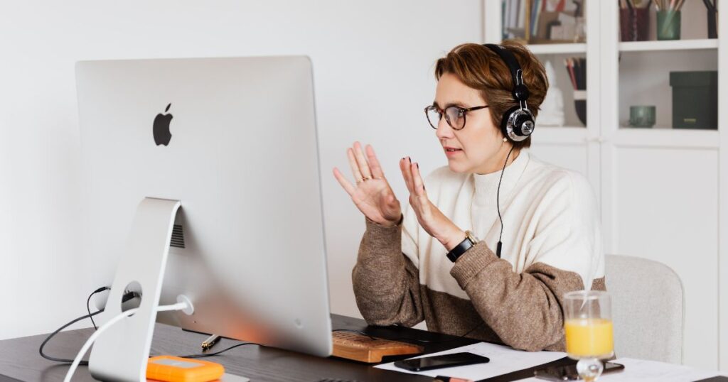Si has buscado cómo digitalizar tu academia, es probable que hayas encontrado el término plataforma de teleformación. Quizás no estés del todo seguro de qué significa o si es lo mismo que un aula virtual o una plataforma e-learning. En este artículo te lo explicamos con claridad: qué es exactamente una plataforma de teleformación, cómo funciona y por qué cada vez más academias la eligen para crecer de forma profesional.