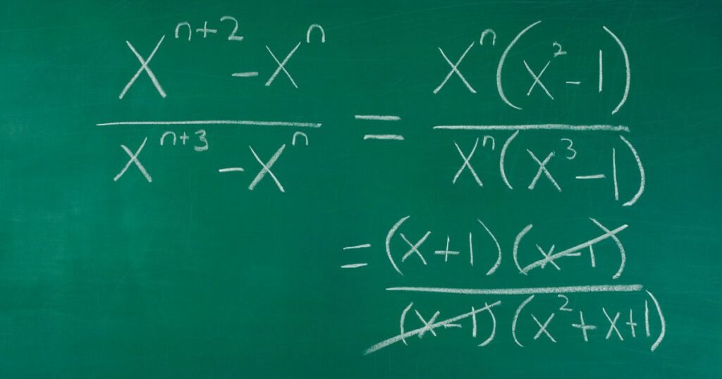 Fundamentos de Álgebra Lineal aplicados a la administración, economía y negocios. Aprende sobre matrices, vectores y sistemas de ecuaciones para resolver problemas cuantitativos en el ámbito empresarial y económico.