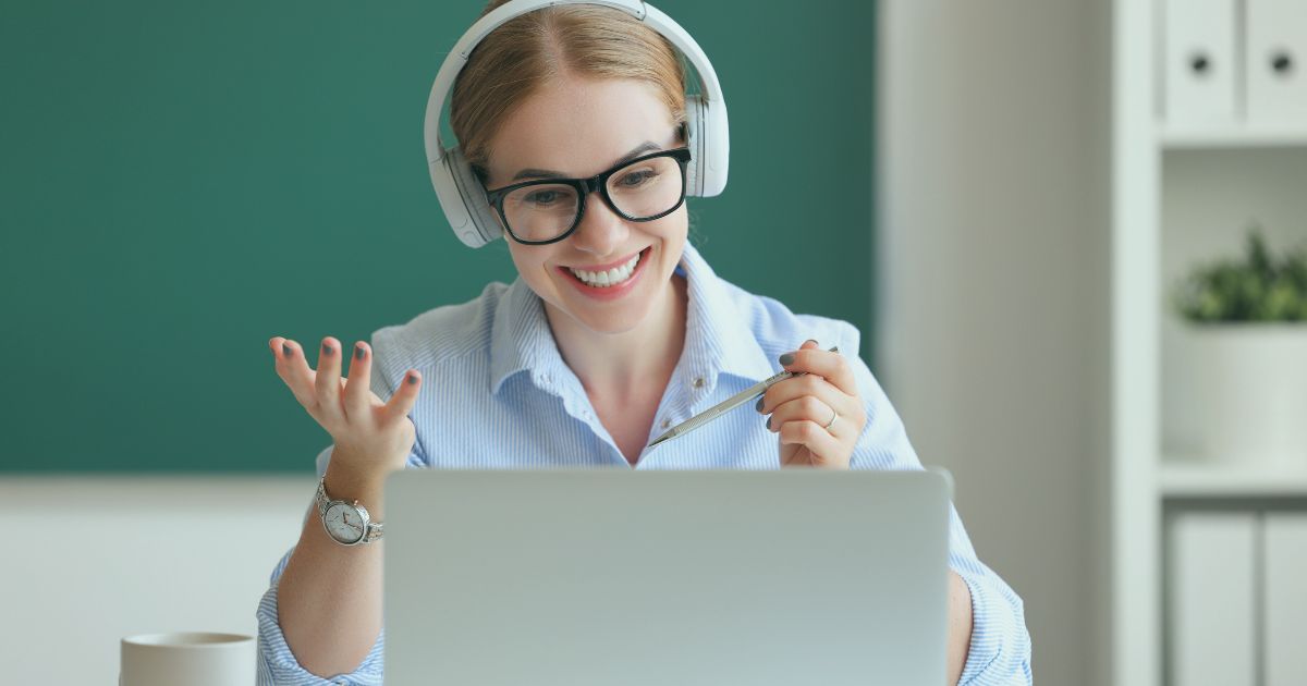La teleformación para academias privadas ha dejado de ser una tendencia para convertirse en un estándar. Cada vez más centros de formación dan el salto a la modalidad a distancia — no solo por la demanda de los alumnos, sino porque el modelo tiene ventajas de negocio reales que la formación exclusivamente presencial no puede ofrecer. Sin embargo, no todas las academias que lo intentan lo hacen bien. En este artículo repasamos qué necesitas, qué ventajas puedes esperar y qué errores evitar.